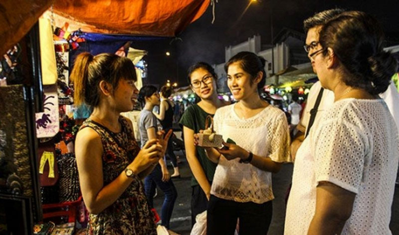 ben thanh market by night