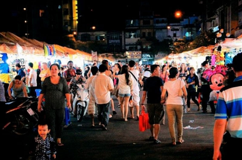 ben thanh market by night