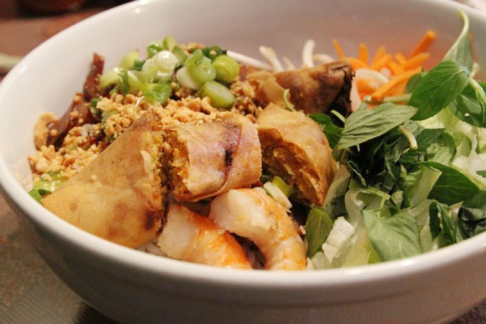 Bun cha gio - Vietnamese vermicelli noodles with fried spring rolls