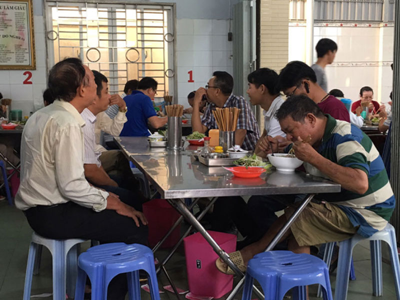 Customer eat at minh quy noodle