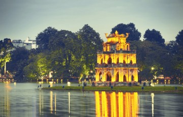 Images of Hoan Kiem Lake in Hanoi - A Thousand-Year-Old Historical Beauty