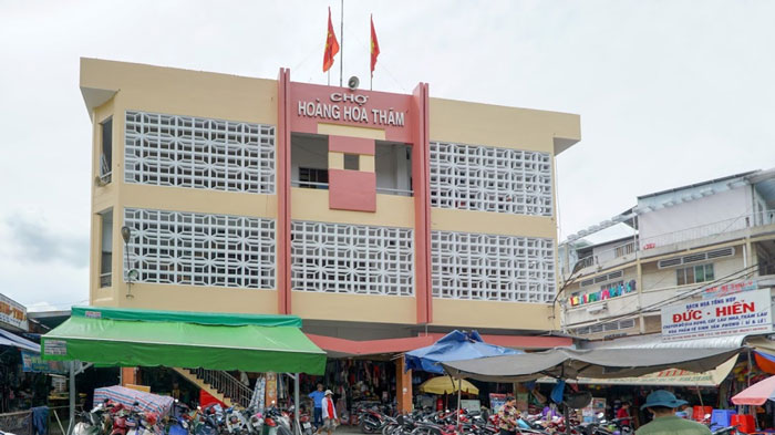 Hoang Hoa Tham Market