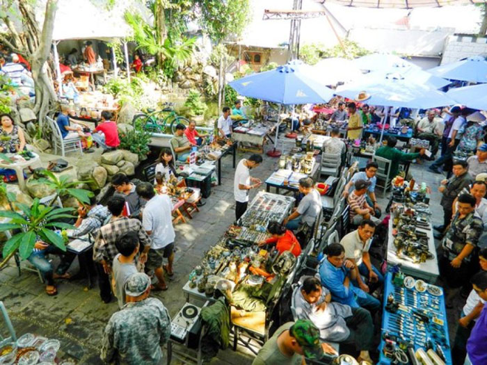 No Trang Long scrap market