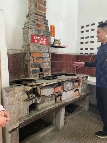 People’s Procuracy of District 6 Organises a "Return to the Roots" Trip to the “Historical Site of the Tomb and Temple of Mr Phạm Văn Chí” and the “Historical Site of the Secret Base of the S